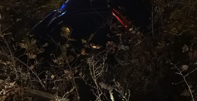 Direksiyon hakimiyetini kaybeden otomobil şarampole devrildi; 2 yaralı