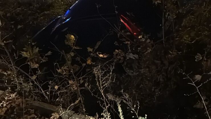 Direksiyon hakimiyetini kaybeden otomobil şarampole devrildi; 2 yaralı