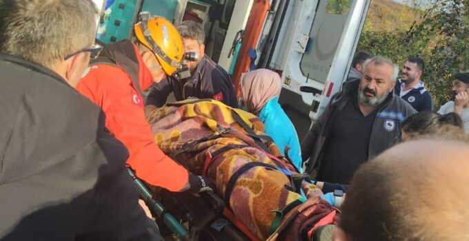 Köy muhtarı 30 metrelik yükseklikten düşerek yaralandı