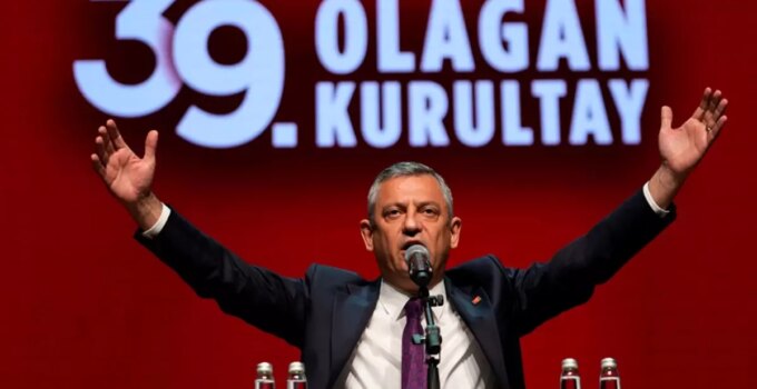 Özgür Özel yeniden CHP Genel Başkanı seçildi
