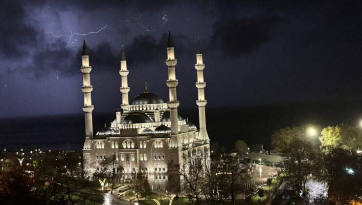 Şimşekler geceyi aydınlattı