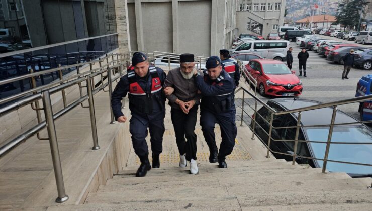 Eşini ve kayınvalidesini öldüren zanlı adliyede