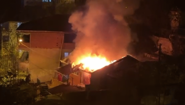 Mithatpaşa’da iki katlı evde yangın çıktı