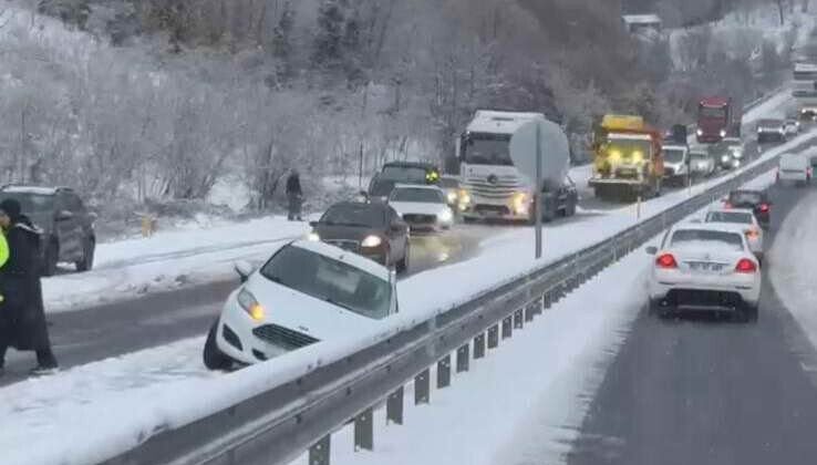 Zonguldak-Ankara yolunda kar esareti, uzun kuyruklar oluştu