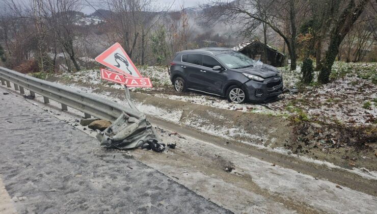 Zonguldak-İstanbul yolunda bariyerlere çarpan otomobil ters döndü
