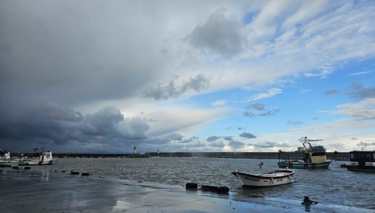 Zonguldak’ta dev dalgalar nedeniyle Kozlu Limanını su bastı