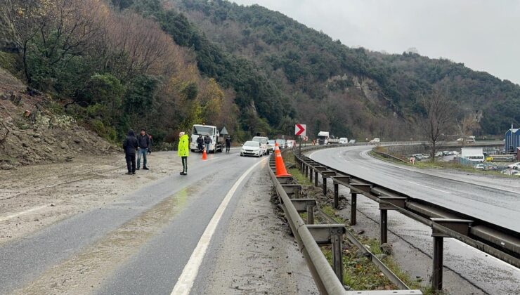 Ereğli-Alaplı yolunda korku dolu anlar; dev kayalar otomobilin üzerine düştü