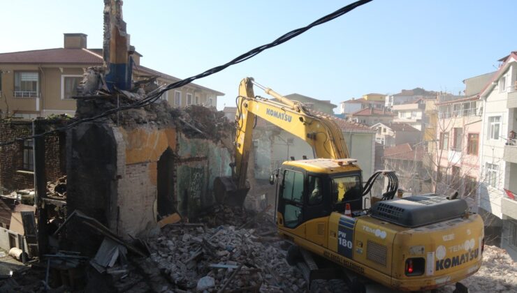 Kdz. Ereğli’de tehlike arz eden metruk bina güvenli şekilde yıkıldı