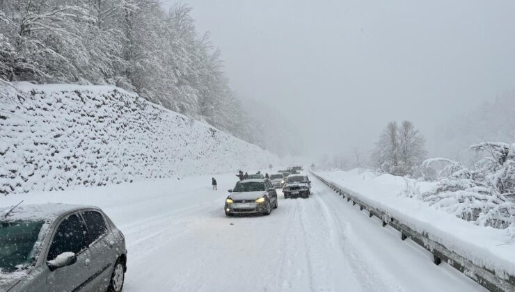 Zonguldak-Ankara yolunda ulaşım durdu: Tır makasladı, yol kapandı