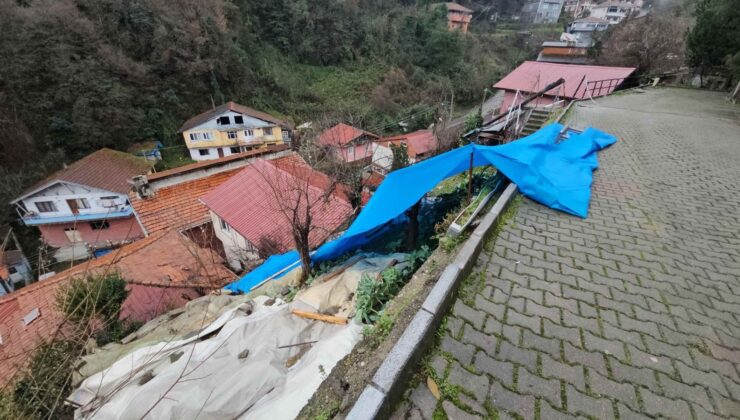 Zonguldak’ta kayalar iki evin üzerine düştü
