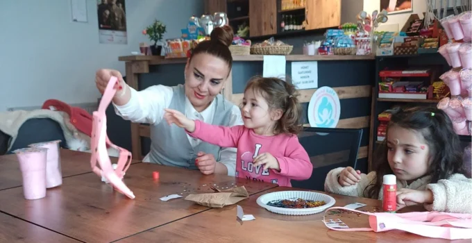 Anne Kafe’de bayram feneri yapımı etkinliği renkli anlara sahne oldu
