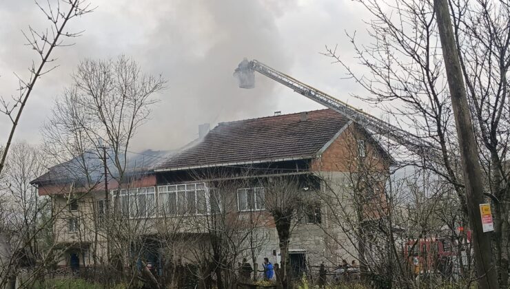 Çaycuma’da iki katlı evde patlama ve yangın anı kameraya yansıdı