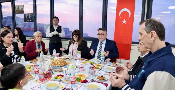 Rektör Özölçer, Koruyucu Aile ve Huzurevi Sakinleriyle İftar Sofrasında Bir Araya Geldi