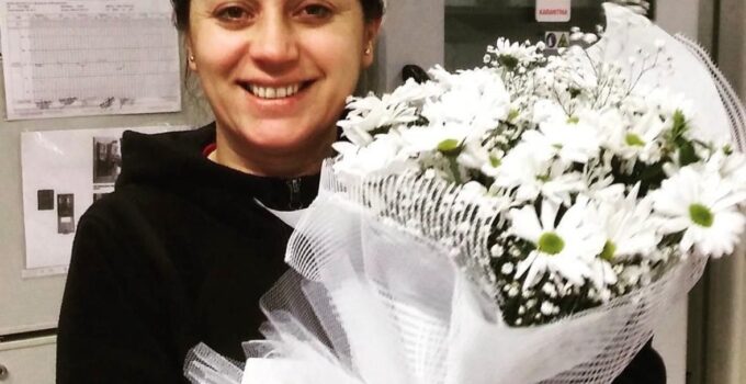 Spor salonunda fenalaşıp hayatını kaybeden hemşire, oğlunun yanına defnedildi