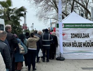 Zonguldak’ta orman haftasında fidan izdihamında kalabalık caddeye taştı