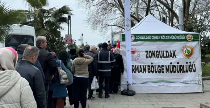 Zonguldak’ta orman haftasında fidan izdihamında kalabalık caddeye taştı