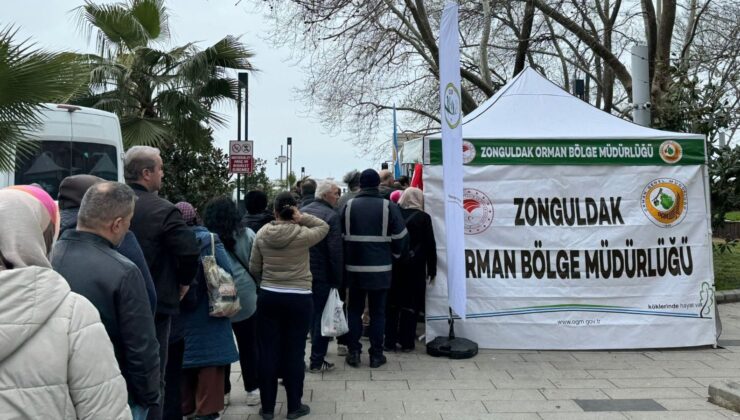 Zonguldak’ta orman haftasında fidan izdihamında kalabalık caddeye taştı