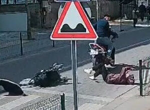 Çaycuma’da yaya geçidinde dehşet: Motosiklet bebek arabalı anneye çarptı