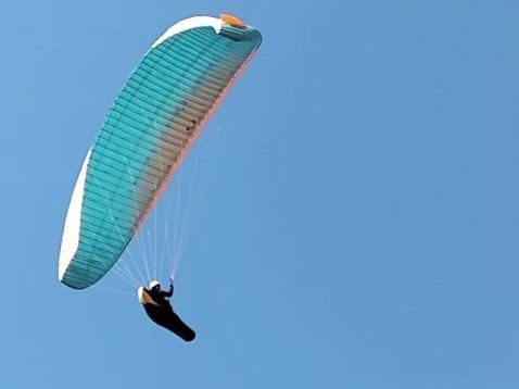 Havada çay daveti: Gökyüzündeki paraşütçüye seslendi, kıraathanede buluştular