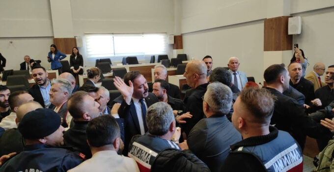 İl Genel Meclisi’nde İsim Hatası Arbedeye Neden Oldu