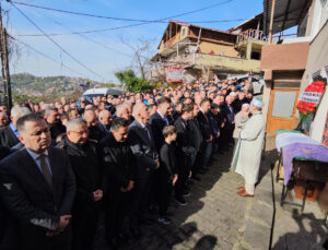 Menenjit şüphesiyle ölen ortaokul öğrencisi son yolculuğuna uğurlandı