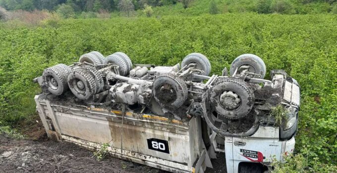 Faciadan dönüldü: Hafriyat kamyonu devrildi, 1 kişi yaralandı