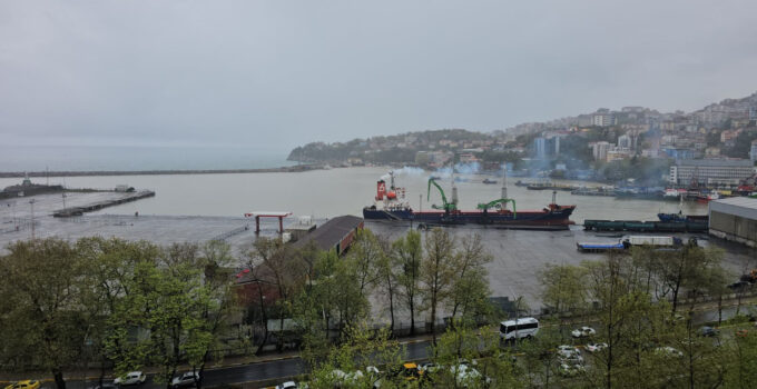 Zonguldak Limanı’nda Renk Değişimi: Çamur Denizi Sarıya Boyadı