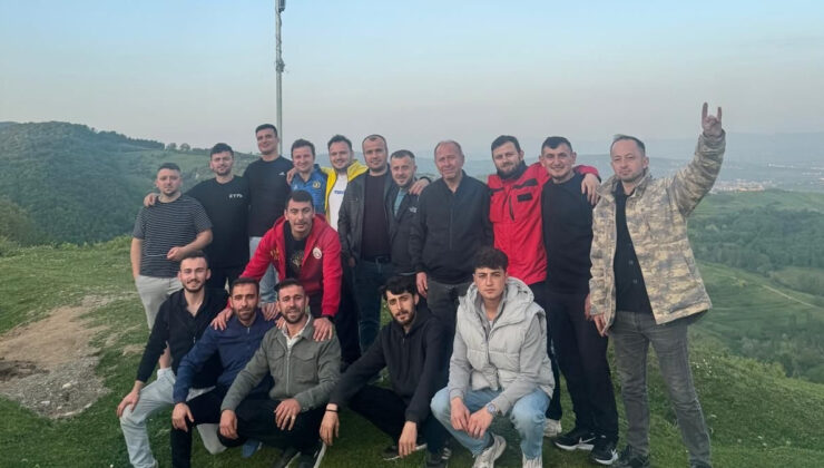 Zonguldak’ta köy gençleri zirveye Türk bayrağı dikti