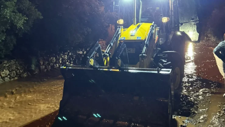 Antalya Büyükşehir ekiplerinin yağmur mesaisi gece boyunca sürdü
