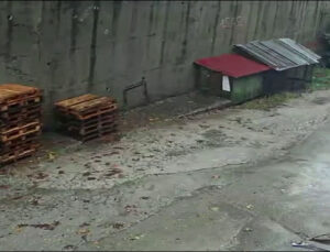 Zonguldak’ta 2 aracın enkaz altında kaldığı duvarın çökme anı kameraya yansıdı