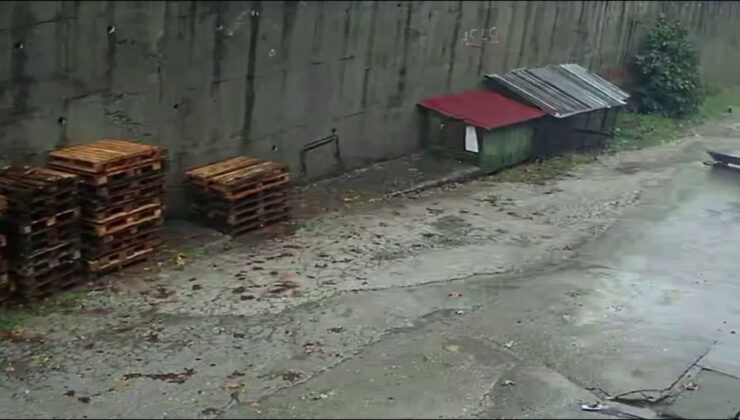 Zonguldak’ta 2 aracın enkaz altında kaldığı duvarın çökme anı kameraya yansıdı