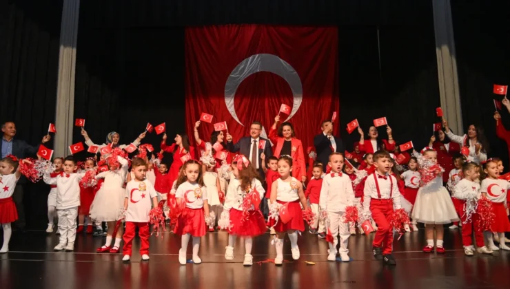 Başkan Genç, miniklerin Cumhuriyet coşkusuna ortak oldu