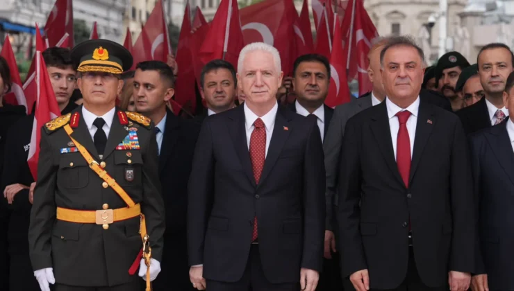 Cumhuriyetin 103. yılı için Taksim’de çelenk