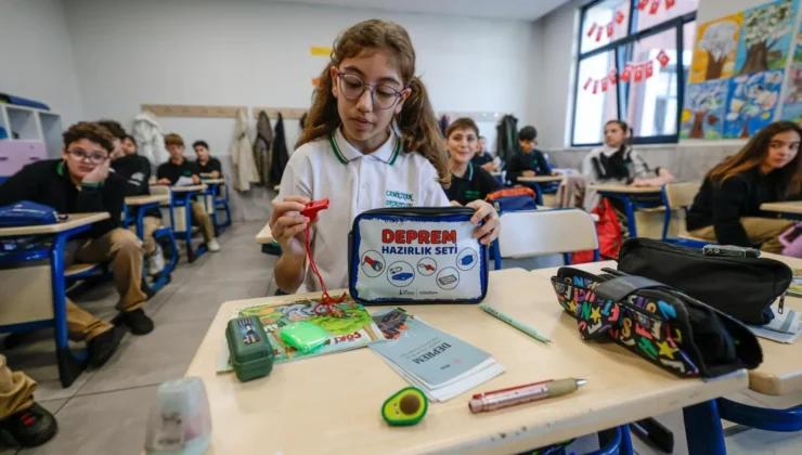 İzmir Büyükşehir’den öğrencilere deprem çantası ve afet eğitimi