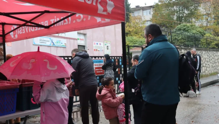 İzmit’te Beslenme Saati yağmur çamur dinlemiyor