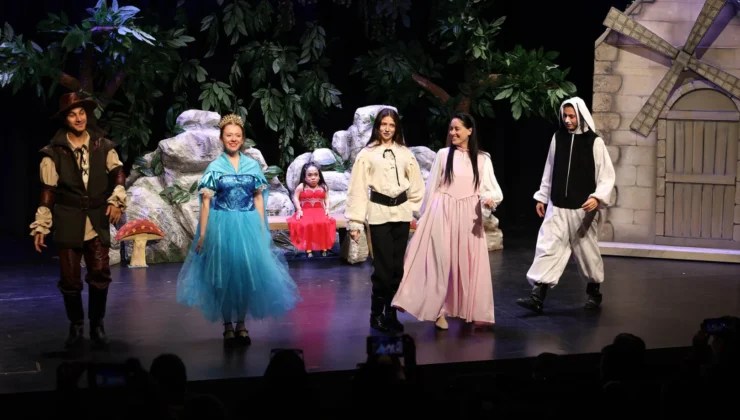 Keçiören’de “çizmeli kedi” minik izleyicilerle buluştu
