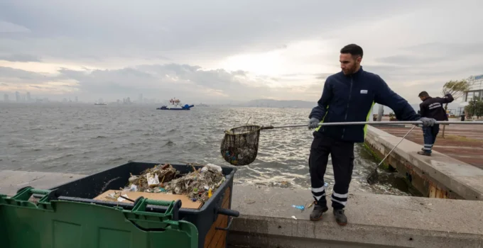 Körfez’de yağmur sonrası yüzey temizliği