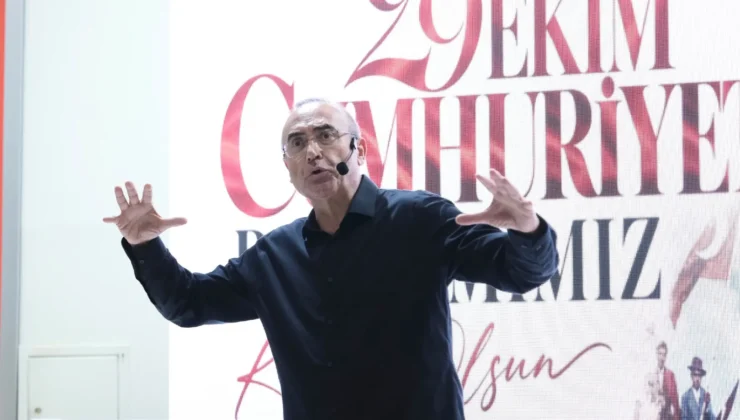 Sunay Akın, “Cumhuriyete Giden Yol” gösterisiyle İzmitlilerle buluştu